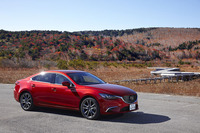 マツダのフラッグシップセダン「アテンザ」。今回テストしたディーゼル車のほかに、2リッターと2.5リッターのガソリンエンジン車もラインナップされている。