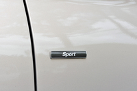 「BMW 220iクーペ」には、ベーシックな「スポーツ」と、スポーティーな仕立ての内外装やサスペンションなどが与えられた「Mスポーツ」の2種類が用意される。写真は、前者スポーツのフェンダー部分に配されるエンブレム。
    
