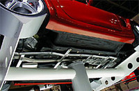 
	「ロードスターMPS」のフロア下には、ラダー型のアルミ製補強材「レインフォースメント」が取りつけられる。
	 