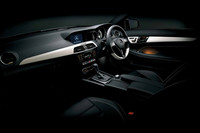 「Cクラス」のインテリアには、シートのほか、前後アームレストやドアパネル、シフトノブにもポーセレンのステッチがあしらわれる。