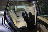 従来オプションだったパノラマルーフが新たに標準装備となった。