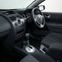 触れただけで機能がわかる……ことを目指した「タッチデザイン」コンセプトがとられたインテリア。独特の形状のパーキングブレーキは、「エアプレーンタイプ」と名付けられた。
	 