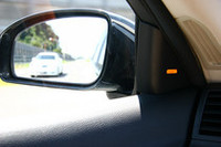 追走車が斜め後方に来ると、ドアミラーの根本のあたりに備わるランプが点灯する。ここまでの技術は他メーカーも採用例があるが、日産自動車のサイド コリジョン プリベンションは、これにVDCを連動させたところが新しい。