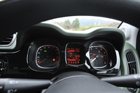 スピードメーター（左）の表示は220km/hまで。タコメーター（右）のレッドゾーンは6500rpmから。参考までに、1.3ディーゼルだと4500rpmから。