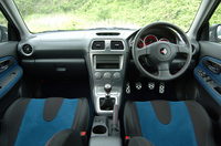 インテリアは「WRX STI」のもの。