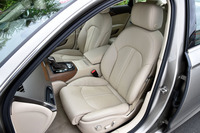 「2.0 TFSIクワトロ」に装備されるパーシャルレザーシート。「ブラック」「アトラスベージュ」「フリントグレー」の3色が用意される。