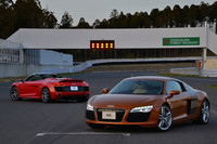 V8モデルのクーペ（写真手前）と、V10モデルのみとなるスパイダー。マイナーチェンジ後の「アウディR8」は、2013年3月に日本上陸。国内における年間の目標販売台数は、100台となっている。