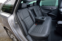 後席の様子。ドリンクホルダー付きのアームレストやサンシェードが標準で備わる。