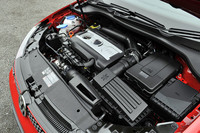 1984ccという排気量こそ先代モデルに積まれたものと共通なれど、中身は一新された2リッターのTSIユニット。パワーは11psアップ、最高速度は233km/hから238km/hに向上している。最大トルクは変わらないが、1700〜5200rpmという幅広い範囲で発生するようになった（従来型は1800〜5000rpm）。また、圧縮比は10.3から9.8に引き下げられ、CO2排出量は従来型の190g/kmから173g/kmに低減している。