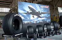 左が航空機用ラジアルタイヤ。内径22インチ、外径50インチというサイズで、重量は100kgにもなる。が、これでも従来型バイアスタイヤより25kgも減量された。