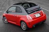 クーペの「595」とオープントップの「595C」の2種類が設定される「ツーリズモ」。トランスミッションはシングルクラッチ式5段ATのみで、5段MTは用意されていない。