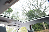 5.3平方メートル（「グランドC4ピカソ」では5.7平方メートル）の広さを持つ電動サンブラインド付きパノラミックガラスルーフ。
    