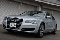 2013年1月16日に発表された「A8ハイブリッド」。優れた燃費性能はもちろん、他のA8モデルよりお手ごろ（？）な、948万円という価格も魅力だ。