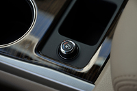 最上級グレード「XV」には、背面と座面から温風、冷風が噴き出す前席エアコンディショニングシートを採用。温度は6段階に調整できる。
    