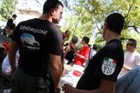 古代ローマ遺跡脇で休憩タイムのワンシーン。Tシャツだけでも気合入ってます。