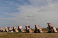 アマリロのキャデラック・ランチに接近。錆びとの戦いの末はピンクの塗装と落書き。こうなると汚いだけか。