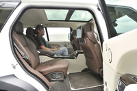 後輪の前方を200mm延長し、延長分のすべてを後席のレッグルームに当てている。