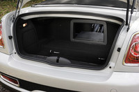 ラゲッジルーム容量は、「MINIクーペ」よりも40リッター小さい240リッター。