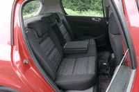 プジョーの後席。写真をクリックするとシートが倒れるさまが見られます。後席バックレスト背面が面一にならないのは、担当編集の怠慢ではなく、スペック。
	 