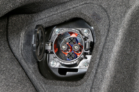 トランク内に設けられた「CHAdeMO」規格のコンセント。「ミライ」は最大9kWの給電能力を備えており、別売りの給電器を使えば、住宅や家電などに電力を供給することができる。
    