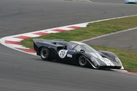 タイトルスポンサーを務めた高級時計ブランド「リシャール・ミル」代表のリシャール・ミル氏とレーシングドライバーの中野信治選手のペアが走らせた1969年「ローラT70MkIIIB」。クラス3でクラス優勝を果たした。

