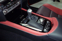 ナビゲーションなどを操作する「リモートタッチ」が採用された。