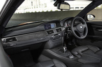 インテリアの様子。インストゥルメントパネルにもカーボンパネルがあしらわれる。