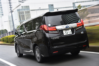 サスペンションは、フロントがマクファーソンストラットで、リアがダブルウィッシュボーン式。「高級セダンの走り」を追求したという。
    