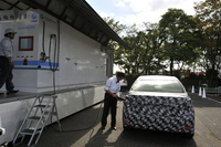 水素充塡（じゅうてん）のデモンストレーションも行われた。3分程度で満タンまで充填できるという。