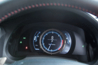 「Fスポーツ」専用の8インチTFT液晶式メーター。走行情報などを表示する際には、モニター中央のメーターリングがスライドするギミックが付いている。
    