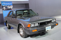 参考までに、1983年の米国製「ホンダ・アコード」の1号車。これでも5マイルバンパーの唐突さが、デザイン処理の努力によってかなり薄れてきたほうだった。