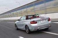 「2シリーズ カブリオレ」には、風の巻き込みを防ぐ脱着式のウインドディフレクターが販売店オプションとして用意される。ただし、前席シートバックの後方に装着する形となるので、後席に人が乗る場合は取り付けることができない。