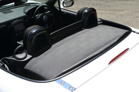 ソフトトップの開閉はNA型やNB型と同じく手動式だが、その操作性は大幅に改善しており、幌カバーなしでもきれいに格納することができる。
    