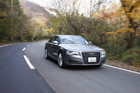 ひとつながりで輪を描くフロントグリル「シングルフレームグリル」は継承。上部のコーナーには明確な折れ目が付けられた。