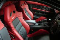 インテリアは黒赤本革の特注！