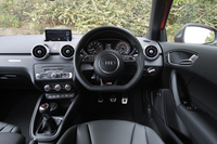 スポーティーな小径フラットボトム型ステアリングが装着される。ステアリングのアシストは「A1」では電動油圧式だったが、こちらでは純粋な電動モーター式に。