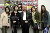 美女に挟まれているのは、ホンダ・パフォーマンス・ディベロップメントの朝香充弘副社長。一番右が、日出智子さん、その隣が永谷文子さん。