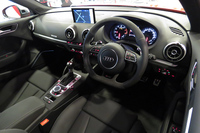 「RS 3スポーツバック」のインストゥルメントパネルまわり。