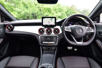 アクセントカラーに赤を利かせたスポーティーなインテリア。中央には8インチに大型化されたディスプレイが標準装備される。