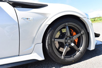 235/40R18サイズのタイヤを収めるため、フロントオーバーフェンダーが装着される。ホイールは鍛造マグネシウム製。