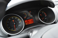 メーターのアップ。シートのステッチ同様、赤と黄色がアクセントとなる速度計には、270km/hまで数字が刻まれる。