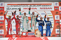 GT500クラスの表彰式。ポイントラインキングにおいても、現在この3組がトップを争っている。
    