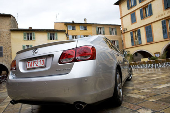 【スペック】全長×全幅×全高＝4825×1820×1430mm／ホイールベース＝2850mm／車重＝1735kg／駆動方式＝FR／4.3リッターV8DOHC 32バルブ（283ps/5600rpm、42.5kgm/3500rpm）