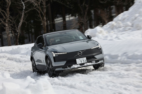 ボルボの電気自動車「EX30クロスカントリー」に冬の新潟・妙高高原で試乗。アウトドアテイストが盛り込まれ...