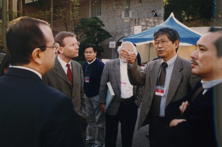 1999年の箱根ラウンドテーブルにおいて、場外論議におよぶ筆者（右から2番目）とカルロス・ゴーン氏（左端）。ゴーン氏の右奥に見えるのがパトリック・ペラタ氏。