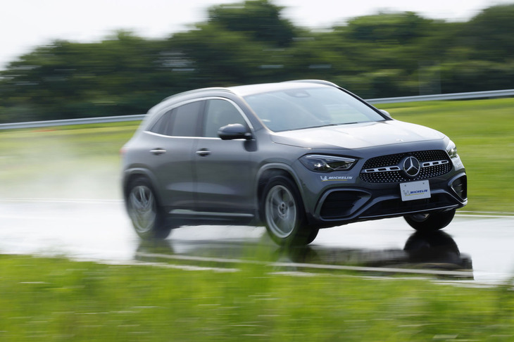 走りだしの瞬間、タイヤのひと転がり目のグリップ感が圧倒的にいいのも「プライマシー5」（写真）の持ち味。ディーゼルエンジンを搭載した「GLA」の太いトルクを余すことなく受け止めるグリップ力と、ステアリングの操作に対するリニアな反応も確認できた。