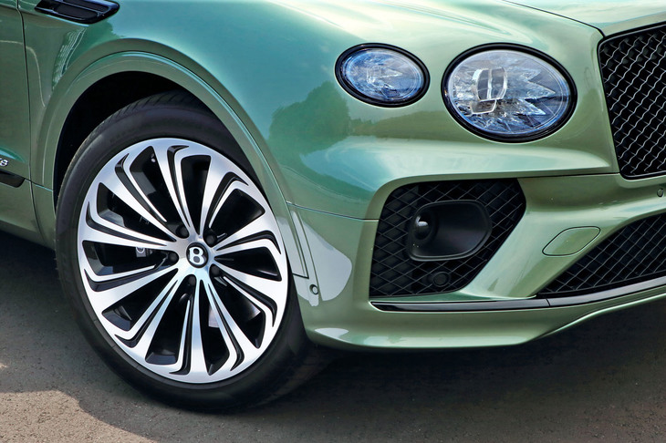 ホイールのデザインは全5種類。試乗車に装着されていた新設計の「22インチMULLINERドライビングスペシフィケーションアロイホイール」は、シルバーペイントとブラックペイント＆マシニング加工（写真）の2種類から仕上げを選択できる。