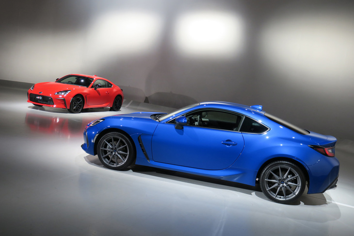 新型「スバルBRZ」（右）と「トヨタGR 86」（左）。
