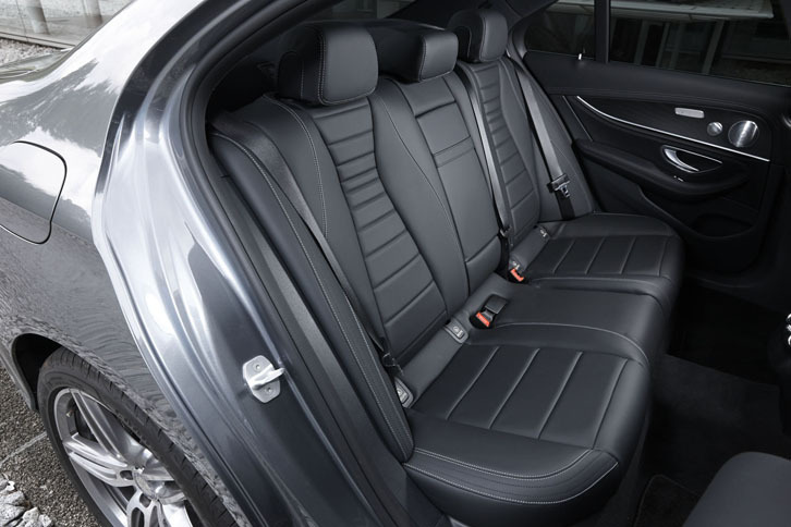 スポーティーなデザインと長距離走行での快適性を両立させたとうたわれるリアシート。背もたれは40：20：40の分割可倒式となっている。