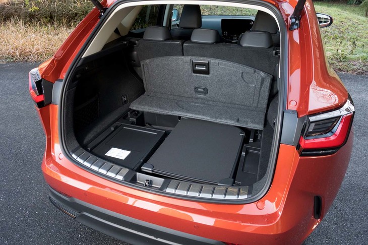 床下に収納スペースが用意されている。カチッと固定できるところがさすがトヨタ（＝レクサス）クオリティーだ。